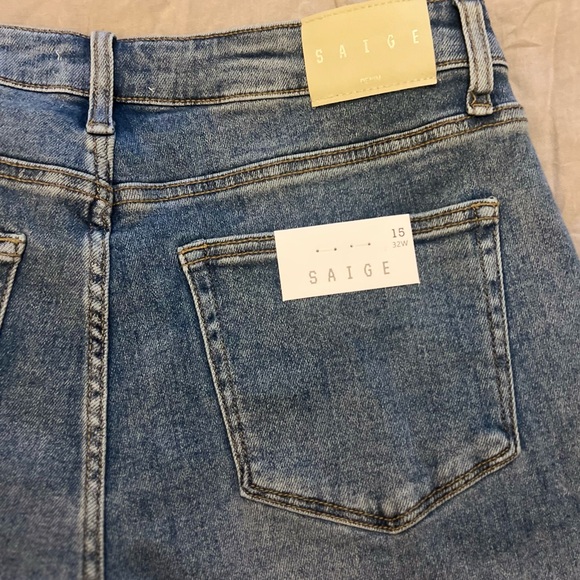 NWT Saige Medium Wash Star Print Cuffed Boyfriend Jeans - Picture 11 of 16